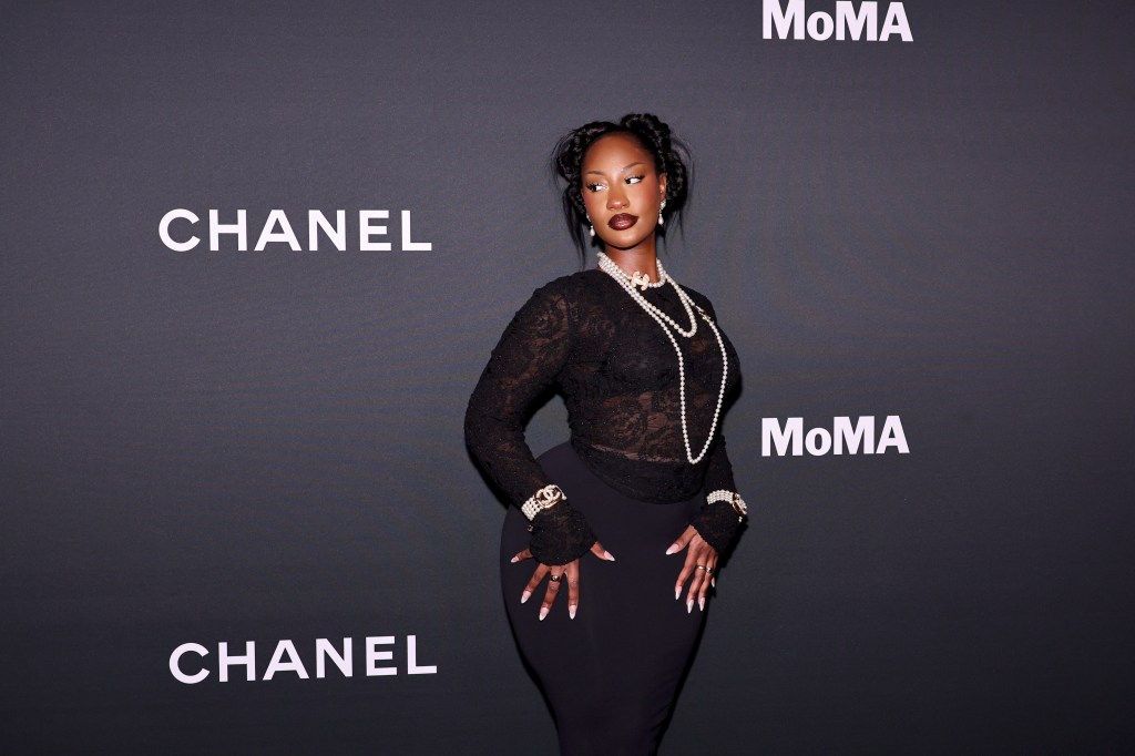 Tems wearing all black